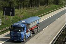 ...voraus f�hrt dieser VOLVO FH 480PS mit Meierling Kippsattel von Augst Baustoffe...
