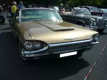 Ford Thunderbird Hardtop Coupe des Modelljahrganges 1964 im Farbton prairie bronce. Von diesem Modell verkaufte Ford in diesem Modelljahr 60.552 Fahrzeuge. Der Einstandspreis lag bei US$ 4.486,00. Der V8-Motor des Thunderbird war wahlweise mit 300 oder 330 PS erhältlich und hat einen Hubraum von 6391 cm³. Oldtimertreffen an Mo´s Bikertreff in Krefeld am 27.06.2021.