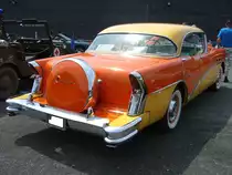 Heckansicht eines Buick Special 40 Riviera Hardtop Sedan. Man kann sehr gut das, auf der hinteren Stossstange aufgesetzte  Continental-Kit  erkennen. Oldtimertreffen an Mo´s Bikertreff in Krefeld am 27.06.2021. 