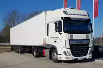 =DAF XF-Sattelzug des Logistikers FINSTERWALDER steht im März 2021 auf einer Rastanlage an der A 7