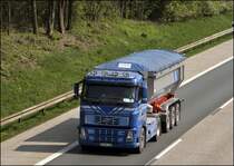 ...gefolgt von einem VOLVO FH12 460PS ebenfalls mit Meierling Kippsattel von Augst Baustoffe. (15.04.2009)
