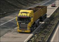 SCANIA R580 \8/  von G.Schalk ist mit Abrollcontainern in Richtung Hohenlimburg unterwegs. (15.04.2009)
