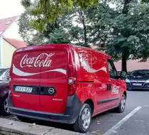 Rückansicht: Opel Combo aus ca 2015, Firmenwagen von Coca-Cola, fotografiert in 10.2020.