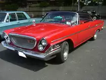 Chrysler Newport twodoor Hardtop Coupe aus dem Jahr 1962. Der Wagen ist in der Farbkombination festival red/format black lackiert. Von diesem Coupe-Modell verkaufte Chrysler in jenem Modelljahr 11.910 Fahrzeuge zum Preis ab US$ 2964,00. Angetrieben wird das Auto von einem V8-Motor mit einem Hubraum von 5913 cm³. Dieser Motor leistet 269 PS. Oldtimertreffen an Mo´s Bikertreff in Krefeld am 27.06.2021.