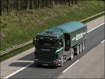 Das Premiumst�ck von LATUSSEK kommt zur�ck: SCANIA HIGHLINE R620\8/ ist auf dem R�ckweg in Richtung Hagen. Im Vergleich zum Scania R420 (ID 17059) ist das schon ein starker Unterschied. Immerhin 200PS...
