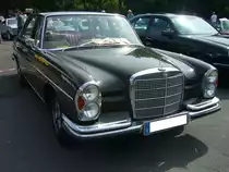 Mercedes Benz W108-III 250SE, wie er von August 1965 bis Januar 1968 vom Band lief. Im Vergleich zur zeitgleich vorgestellten W108-II 250S Baureihe war das Modell mit der Benzineinspritzung unverhältnismäßig teurer. Der Grundpreis eines solchen 250SE betrug bei seiner Markteinführung DM 16.850,00. Der Sechszylinderreihenmotor hat einen Hubraum von 2496 cm³ und leistet 150 PS. Die Höchstgeschwindigkeit gab man in Untertürkheim mit 193 km/h an. Oldtimertreffen an Mo´s Bikertreff in Krefeld am 27.06.2021.