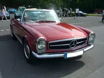 Mercedes Benz W113 E28, produziert von 1968 bis 1971. Als Typ 230SL war das Modell bereits 1963 erschienen. Der 280 SL war das stärkste Modell der sogenannten  Pagode-Baureihe . Als 280SL verkaufte sich der Wagen 23.885 mal. Der Sechszylinderreihenmotor leistet 170 PS aus einem Hubraum von 2778 cm³. Die Höchstgeschwindigkeit wurde damals mit 200 km/h angegeben. Oldtimertreffen an Mo´s Bikertreff in Krefeld am 27.06.2021.