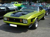 Ford Mustang Convertible des Modelljahres 1973. Neben dem Cabrioletmodell Convertible, gab es noch die Karosserieversionen Hardtop und Sportsroof. Dieser, im Farbton bright green lackierte, Mustang hat einen V8-Motor mit einem Hubraum von 4942 cm³ und einer Leistung von 143 PS. Oldtimertreffen an Mo´s Bikertreff in Krefeld am 27.06.2021.