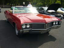 Buick LeSabre Custom Convertible aus dem Modelljahr 1970. Im Jahr 1970 war die Baureihe LeSabre das Basismodell in der Produktpalette von Buick. Darüber rangierte der Wildcat und als Spitzenmodell die Baureihe Electra 225. Der abgelichtete Wagen ist im Farbton matador red lackiert. Ein solches Cabriolet stand mit einem Grundpreis von US$ 3700,00 in den Preislisten der Händler. Angetrieben wird der Wagen von einem V8-Motor, der aus einem Hubraum von 5724 cm³ 319 PS leistet. Gegen Aufpreis konnte auch ein V8-Motor mit einem Hubraum von 7468 cm³ und einer Leistung von 375 PS. Oldtimertreffen an Mo´s Bikertreff in Krefeld am 27.06.2021.