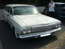 Chevrolet Biscayne Wagon aus dem Modelljahr 1962. In diesem Modelljahr war die Baureihe Biscayne das Basismodell in der Produktpalette von Chevrolet. Darüber rangierten die Baureihen Bel Air und als Topmodell der Impala. Ein solches, sehr geräumiges, Kombimodell war ab US$ 2725,00 zu haben. Standardmotorisierung war ein Sechszylinderreihenmotor mit einem Hubraum von 3856 cm³ und einer Leistung von 137 PS. Gegen entsprechende Aufpreise konnte der Kunde auch folgende V8-Motoren bestellen: 4638 cm³ mit 170 PS, 5358 cm³ mit wahlweise 250 PS oder 300 PS und 6702 cm³ mit 380 PS oder 409 PS. Oldtimertreffen an Mo´s Bikertreff in Krefeld am 27.06.2021.
