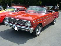 Ford Falcon Futura Convertible aus dem Modelljahr 1964 im Farbton rangoon red. Im Jahr 1959 brachte Ford, als Antwort auf die Absatzkrise von 1958, das Kompaktmodell Falcon auf den Markt. Der Falcon und sein Schwestermodell Mercury Comet waren für US-Verhältnisse eher Kleinwagen. Wie, in den USA üblich, kam fast jedes Jahr ein neues Modell jeder Baureihe auf den Markt. Ein solches 1964´er Cabriolet stand mit einem Basispreis von US$ 2481,00 in den Preislisten der Ford-Dealer. Basismotorisierung für das Cabriolet war ein Sechszylinderreihenmotor mit einem Hubraum von 3273 cm³ und einer Leistung von 118 PS. Gegen Aufpreis konnte ein V8-Motor mit einem Hubraum von 4728 cm³ und einer Leistung von 200 PS geordert werden. Oldtimertreffen an Mo´s Bikertreff in Krefeld am 27.06.2021.