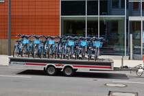 Fast Vollgeladener Anhänger mit Mietfahrrädern in der Stadt Luxemburg unterwegs, zum Auffüllen der verschiedenen Stellplätze der Fahrräder. 07.2021

