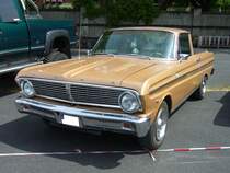 Ford Falcon Ranchero aus dem Jahr 1965. Dieser PKW-Pickup basierte auf dem Chassis des  kleineren  Ford PKW Falcon. Ein solcher, leichter, Pickup war ab US$ 2250,00 zu haben. Basismotorisierung war ein Sechszylinderreihenmotor mit einem Hubraum von 170 cui (2786 cm³) und einer Leistung von 105 PS. Auch hier konnte man optional einen V8-Motor mit einem Hubraum von 289 cui (4736 cm³) und einer Leistung von 200 PS ordern. Oldtimertreffen an Mo´s Bikertreff in Krefeld am 27.06.2021.