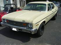 Chevrolet Nova Sedan im Farbton cream beige aus dem Jahr 1974. Der Nova, oder auch Chevrolet II genannte Wagen, war die Antwort von GM auf Ford Falcon. Ein solcher, viertüriger, Custom Sedan stand im Jahr 1974 mit einem Grundpreis von US$ 3101,00 in den Preislisten. Standardmotorisierung war ein Sechszylinderreihenmotor mit einem Hubraum von 4093 cm³ und einer Leistung von 101 PS. Gegen Aufpreis konnte der Kunde einen V8-Motor mit einem Hubraum von 5733 cm³ und Leistungsstufen von 145 PS, 160 PS und 185 PS bestellen. Oldtimertreffen an Mo´s Bikertreff in Krefeld am 27.06.2021.
