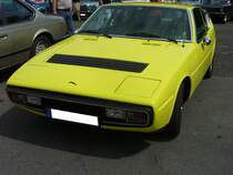 Matra Simca Bagheera, produziert von 1973 bis 1980 im Werk Vélizy. Im April 1973 trat das Sportcoupe Bagheera die Nachfolge des nicht sonderlich erflogreichen Matra 530 an. Viele Technikkomponenten wie der Motor, die Vorderradaufhängung, die Bremsen und die Lenkung stammten vom Simca 1100 TI. Dieser Motor wurde als Mittelmotor verbaut. Die interessante Karosserie aus GFK-Kunststoff mit den drei nebeneinander angeordneten Sitzen wahr nett proportioniert. Der Vierzylinderreihenmotor konnte mit einem Hubraum 1442 cm³ konnte wahlweise mit 84 PS oder als Typ Bagheera S mit 90 PS bestellt werden. Die Höchstgeschwindigkeiten wurden mit 185 km/h bzw. 190 km/h angegeben. Oldtimertreffen an Mo´s Bikertreff in Krefeld am 27.06.2021.