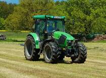 =Deutz 5100 C bei der Heuernte in 36100 Petersberg-Marbach, 05-2021