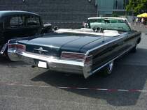 Heckansicht eines Chrysler 300 Convertible aus dem Modelljahr 1966. Oldtimertreffen an Mo´s Bikertreff in Krefeld am 27.06.2021.