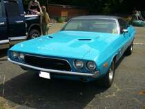 Dodge Challenger des Modelljahres 1973 im Farbton superblue. Im Jahr 1973 war der Challenger mit sieben verschiedenen Motorisierungen lieferbar: Einem Sechszylinderreihenmotor mit einem Hubraum von 3687 cm³ und 145 PS, sowie mit sechs V8-Motoren, mit Hubräumen von 5211 cm³/230 PS, 5571 cm³/270 PS, 5900 cm³/245 PS, 6276 cm³/335 PS, 7210 cm³/390 PS und als Spitzenmotorisierung 6980 cm³/426 PS. Oldtimertreffen an Mo´s Bikertreff in Krefeld am 27.06.2021.