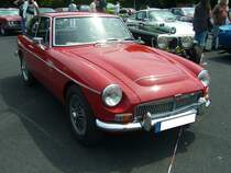 MG C GT, gebaut in den Jahren von 1967 bis 1969. Der MG C, den es als Roadster und GT gab, war nichts anderes als ein MG B mit Sechszylinderreihenmotor. Das einzige äußerliche Erkennungsmerkmal war der Buckel auf der Motorhaube. Der  Sechsender  hat einen Hubraum von 2912 cm³ und leistet 145 PS. Oldtimertreffen an Mo´s Bikertreff in Krefeld am 27.06.2021.