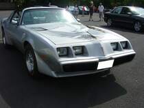 Pontiac Firebird Trans Am aus dem Modelljahr 1981 im Farbton stardust silver. Das Modelljahr 1981 war das letzte Modelljahr, in dem der Firebird in dieser Karosserieform verkauft wurde. Markant war der große, aufgeklebte,  Feuervogel  auf der Motorhaube. Bekannt wurde dieses Modell insbesondere durch den Film  Ein ausgekochtes Schlitzohr  mit Burt Reynolds. Es waren folgende Motorisierungen lieferbar: V6-Motor mit einem Hubraum von 3791 cm³ und 117 PS, sowie zwei V8-Motoen mit 4344 cm³ Hubraum und 122 PS oder 4942 cm³ Hubraum mit 150 PS oder 170 PS bzw. mit Turboaufladung 210 PS. Oldtimertreffen an Mo´s Bikertreff in Krefeld am 27.06.2021.