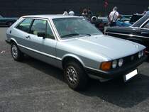 VW Scirocco der ersten Serie, wie er von 1974 bis 1980 bei Karmann montiert wurde. Der abgelichtete Scirocco hat die recht  luxuriöse  GL-Ausstattung und müsste zwischen August 1977 und Produktionsende produziert worden sein. Dieses ist an den Stossstangen und die herum gezogenen vorderen Blinkern erkennbar. Ein solcher Scirocco stand mit einem Kaufpreis von genau DM 15.000,00 in den Preislisten der Händler. Der quer eingebaute Vierzylinderreihenmotor hat einen Hubraum von 1457 cm³ mit einer Leistung von 70 PS. Oldtimertreffen an Mo´s Bikertreff in Krefeld am 27.06.2021.