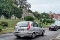 Rückansicht: Nissan Almera Tino. Foto: Oktobar, 2020.