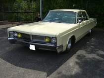 Chrysler New Yorker fourdoor Sedan aus dem Jahr 1967 im Farbton daffodil yellow. Im Jahr 1967 war die Baureihe New Yorker als viertürige Limousine, fünftüriges Kombimodell und zweitüriges Coupe lieferbar. Der Kunde konnte zwischen zwei Leistungsstufen beim V8-Motor mit einem Hubraum von 440 cui (7210 cm³) wählen. Diese Leistungsstufen waren mit 355 PS und 380 PS äußerst üppig motorisiert. Eine solche Limousine war ab US$ 3159,00 zu haben. Oldtimertreffen an Mo´s Bikertreff in Krefeld am 27.06.2021.