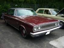 Dodge Coronet 440 Coupe aus dem Modelljahr 1965 im Farbton ruby red. Nur die 440´er und 500´er Modelle waren im Modelljahr 1965 als Coupe lieferbar. Das hier gezeigte 440 Coupe hat einen V8-Motor mit einem Hubraum von 383 cui (6276 cm³) und leistet 330 PS. Oldtimertreffen an Mo´s Bikertreff in Krefeld am 27.06.2021.