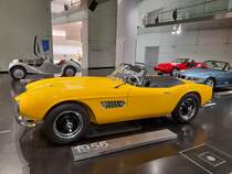 BMW 507 Touring Sport Roadster, produziert von 1956 bis 1959. Der von Albrecht Graf Goertz gezeichnete BMW 507, war der Star der Frankfurter Automobil Ausstellung des Jahres 1955. Es wurden 252 Autos dieses Typs gebaut. Der V8-Motor mit einem Hubraum von 3168 cm³ leistet 150 PS, bzw. in der USA-Ausführung 195 PS. Bei der USA-Ausführung wurde die Verdichtung von 1:7,8 auf 1:9 erhöht. Je nach bestellter Übersetzung für die Hinterachse war eine Höchstgeschwindigkeit von 220 km/h möglich. BMW Museum in München am 06.07.2021.