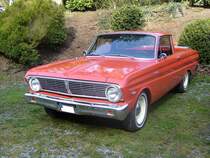 Ford Falcon Ranchero aus dem Jahr 1965 im Farbton medium palomino. Dieser PKW-Pickup basierte auf dem Chassis des  kleineren  Ford PKW Falcon. Ein solcher, leichter, Pickup war ab US$ 2250,00 zu haben. Basismotorisierung war ein Sechszylinderreihenmotor mit einem Hubraum von 170 cui (2786 cm³) und einer Leistung von 105 PS. Auch hier konnte man optional einen V8-Motor mit einem Hubraum von 289 cui (4736 cm³) un einer Leistung von 200 PS ordern. Oldtimertreffen  Schwarzwaldhaus im Neandertal  im Sommer 2019.