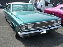 Dodge Coronet 440 Coupe aus dem Modelljahr 1965 im Farbton medium turquoise. Nur die 440´er und 500´er Modelle waren im Modelljahr 1965 als Coupe lieferbar. Das hier gezeigte 440 Coupe hat einen V8-Motor mit einem Hubraum von 383 cui (6276 cm³) und leistet 330 PS. Oldtimertreffen an Mo´s Bikertreff in Krefeld am 27.06.2021.