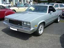 Chevrolet El Camino aus dem Modelljahr 1983. Somit gehört dieser PKW-Pickup der fünften und letzten Generation, der bereits 1959 vorgestellten Baureihe, an. Der Wagen war in jenem Modelljahr mit zwei V6-Motoren mit einem Hubraum von 229 cui (3753 cm³) mit 92 PS, 231 cui (3785 cm³) mit 107 PS und einem V8-Motor mit 305 cui (4998 cm³) und wahlweise 150 PS oder 190 PS. Oldtimertreffen an Mo´s Bikertreff in Krefeld am 27.06.2021.