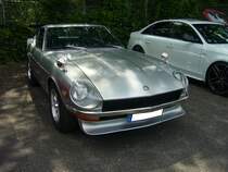 Datsun 260Z, wie er von 1974 bis 1979 produziert wurde. Der 260Z basierte auf dem bereits 1969 vorgestellten 240Z. Der 260Z war als reiner Zweisitzer (Foto) oder als 2+2 Sitzer mit längerem Radstand lieferbar. Während dieser Sportwagen in den USA Verkaufsrekorde erzielte, verkaufte sich das Modell in Europa nicht besonders gut. Der Sechszylinderreihenmotor hat einen Hubraum von 2565 cm³ und leistet 162 PS, bzw. ab 1977 164 PS. Oldtimertreffen an Mo´s Bikertreff in Krefeld am 27.06.2021.