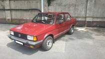 VW Jetta MK1, gebaut in den Jahren von 1979 bis 1983. Das Auto mit dem  Riesenkofferraum  ist nicht anderes, als ein Golf MK1 mit einem angehängtem Kofferraum und einer etwas anders gestalteten Frontpartie. Die Motorisierungen waren kongruent mit denen des Golf MK1. Der gezeigte Jetta ist ein Diesel-Modell. Es gab folgende Vierzylinderdieselmotoren: 1471 cm³ mit 50 PS und 1588 cm³ mit 54 PS, bzw. mit Turboaufladung 70 PS. Ein solcher Jetta in der Basisausstattung war ab DM 13.930,00 zu haben. Oldtimertreffen an Mo´s Bikertreff in Krefeld am 27.06.2021.