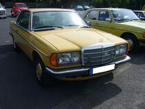 Mercedes Benz C123 230 Coupe, gebaut von 1977 bis 1980. Die C123 Baureihe war das Coupemodell der bereits 1975 lancierten W123 Baureihe. Nach den Werksferien 1980 wurde der C230 durch den C230E mit einer Bosch K-Jetronic Benzineinspritzung abgelöst. Der Vierzylinderreihenmotor des gezeigte C230 hat einen Hubraum von 2307 cm³ und leistet 109 PS. Oldtimertreffen an Mo´s Bikertreff in Krefeld am 27.06.2021.