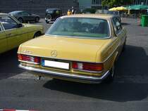 Heckansicht eines Mercedes Benz C123 230 Coupe. Oldtimertreffen an Mo´s Bikertreff in Krefeld am 27.06.2021.