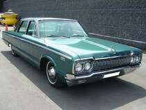 Dodge Polara Fourdoor Sedan aus dem Jahr 1965 im Farbton medium turquoise. Im Jahr 1965 war die Modellreihe  Polara  die mittlere Version in der Produktpalette der Marke aus Auburn Hills/Indiana. Darunte rangierte das Modell  Coronet  und darüber das Modell  Monaco . Ein solcher Polara war ab US$ 2913,00 zu haben. Bei der Motorenwahl hat der Kunde die Auswahl zwischen sechs verschieden großen V8-Motoren: 273 cui (4474 cm³), 318 cui (5211 cm³), 361 cui (5916 cm³), 383 cui (6276 cm³), 413 cui (6768 cm³) und 426 cui (6981 cm³). Oldtimertreffen an Mo´s Bikertreff in Krefeld am 27.06.2021.