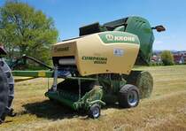 =Krone Ballenrundpresse Comprima V150 XC Plus bei der Heuernte im Mai 2021