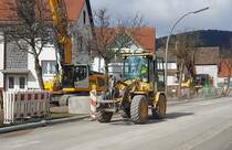 =Volvo-Radlader von FEICKERT-Bau unterwegs auf einer Baustelle in Langenleiten. April 2021