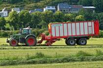 Fendt 724 mit Pöttinger Ladewagen beim Einsammeln vom Silagefutter. 07.2021 