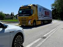 VOLVO-FH, von BISCHOF mit Fahrzeugbegegnung entlang der B143; 210712