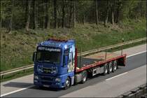 W�LFE... Dieser MAN TGX 18.480 von BDT-Logistik Internationale Kran- und Schwertransportlogistik aus Eisenh�ttenstadt ist mit  W�lfen und einer Berglandschaft verziert. (15.04.2009)
