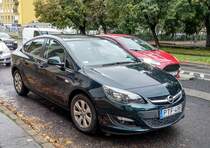 Opel Astra J Sedan in Schmaragdgrün (Emerald green). Beim sonnigen Wetter sieht es deutlich besser aus. Foto: Oktober, 2020.