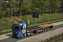 W�LFE... Dieser MAN TGX 18.480 von BDT-Logistik Internationale Kran- und Schwertransportlogistik aus Eisenh�ttenstadt ist mit  W�lfen und einer Berglandschaft verziert. (15.04.2009)
