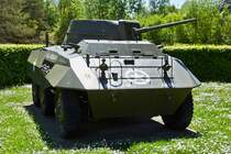 M8 Greyhound, gepanzertes Radfahrzeug, (USA 6032584-S) steht in Petingen als Andenken bei dem Denkmal welches an en ersten gefallenen amerikanischen Soldaten im September 1944, beim berschreiten der belgisch luxemburgischen Grenze. 

