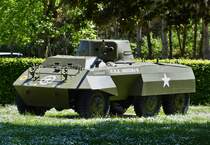 M8 Greyhound, gepanzertes Radfahrzeug, (USA 6032584-S) steht in Petingen als Andenken bei dem Denkmal welches an en ersten gefallenen amerikanischen Soldaten im September 1944, beim berschreiten der belgisch luxemburgischen Grenze. 

