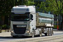 Daf Kippersattelzug, unterwegs in der Stadt Luxemburg. 06.2021 

