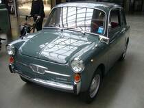 Autobianchi Bianchina Limousine, gebaut in den Jahren von 1962 bis 1969. Die Bianchina war bereits 1957 als Coupe auf den Markt gekommen. Die Motorisierung war kongruent mit der des Fiat 500. Insbesondere die Damenwelt hatte gefallen an diesem schicken Kleinwagen mit Pontonkarosserie. Classic Remise Düsseldorf am 13.07.2021.