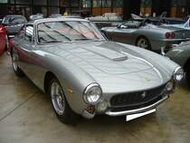 Ferrari 250 GT/L Berlinetta, der im Jahr 1964 bei der Carrozzeria Scaglietti in Maranello gebaut wurde. Der gezeigte Wagen ist die Nummer 280 von genau 350 gebauten Autos dieses Typs und im Farbton grigio argento lackiert . Der V12-Motor hat einen Hubraum von 2.951 cm³ und leistet 230 PS. Die Höchstgeschwindigkeit dieses schnittigen Coupes wurde mit 230 km/h angegeben. Classic Remise Düsseldorf am 13.07.2021.