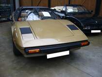 Ferrari 308 GTS, gebaut in Maranello von 1977 bis 1980. Der als Mittelmotor verbaute V8-Motor leistet 223 PS aus einem Hubraum von 2925 cm³. Von der Targaversion GTS setzte Ferrari während der vierjährigen Produktionszeit 3219 Fahrzeuge ab. Der 308 GTS ist im selten bestellten Farbton oro longchamp lackiert. Classic Remise Düsseldorf am 13.07.2021.